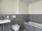 Bad mit Wanne - Lichtdurchflutete Neubauwohnung mit Dachterrasse und offener Grundrissgestaltung