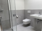 Bad mit Dusche - Lichtdurchflutete Neubauwohnung mit Dachterrasse und offener Grundrissgestaltung