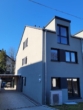 Vorderansicht Haus und Einfahrt - Ihr Perfektes Eigenheim: modernes Reiheneckhaus mit Garten und Doppelstellplatz