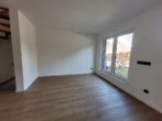 Küche mit Fensterfront - Ihr Perfektes Eigenheim: modernes Reiheneckhaus mit Garten und Doppelstellplatz