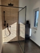2. Badezimmer mit Tageslicht - Ihr Perfektes Eigenheim: modernes Reiheneckhaus mit Garten und Doppelstellplatz