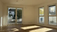 Wohnbereich mit Zugang zur Terrasse