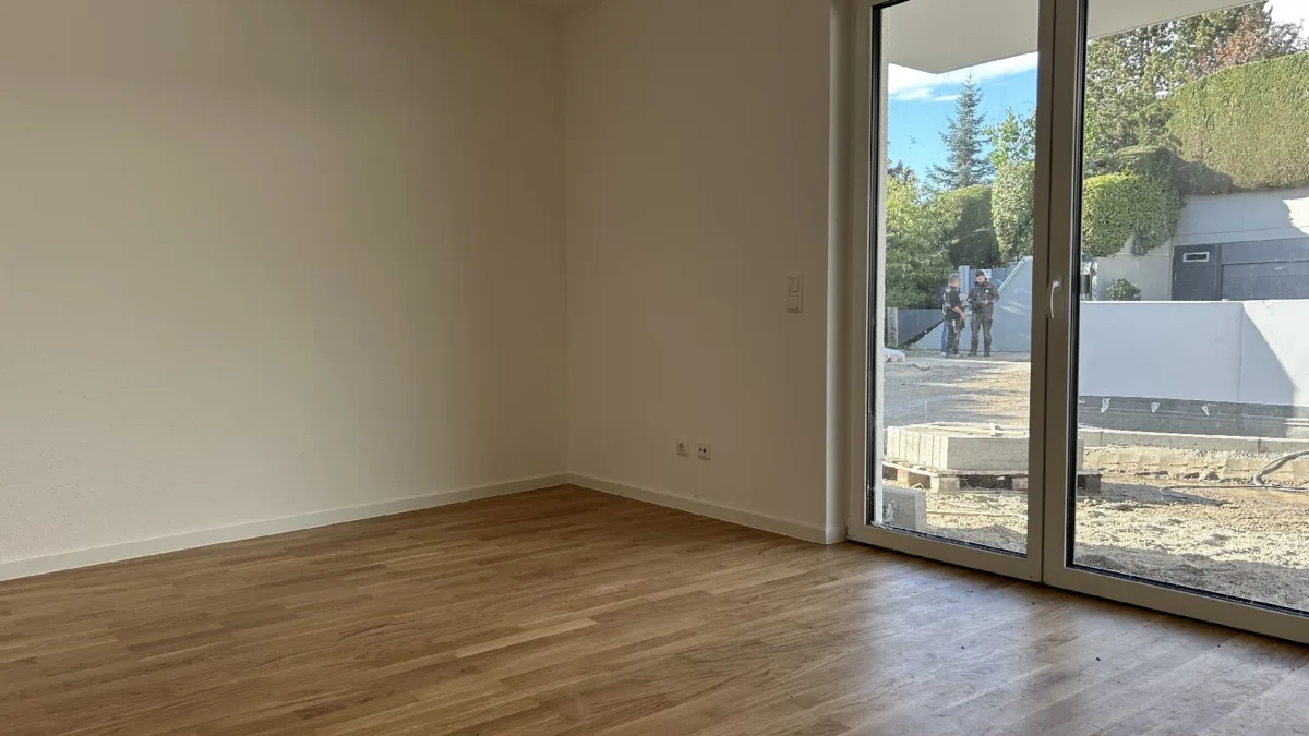 Schlafzimmer mit Zugang zum Garten