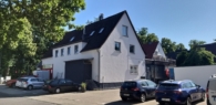 Straßenansicht des Objektes - Zeitmietvertrag bis 31.12.2026: Großzügige 2-Zimmer-Dachgeschosswohnung in der Waldsiedlung