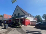 Rückansicht des Hauses - Zeitmietvertrag bis 31.12.2026: Großzügige 2-Zimmer-Dachgeschosswohnung in der Waldsiedlung