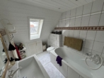 Tageslichtbad mit Badewanne - Zeitmietvertrag bis 31.12.2026: Großzügige 2-Zimmer-Dachgeschosswohnung in der Waldsiedlung