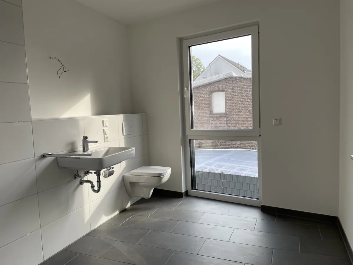 Badezimmer mit Dusche und Fenster