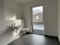 Badezimmer mit Dusche und Fenster