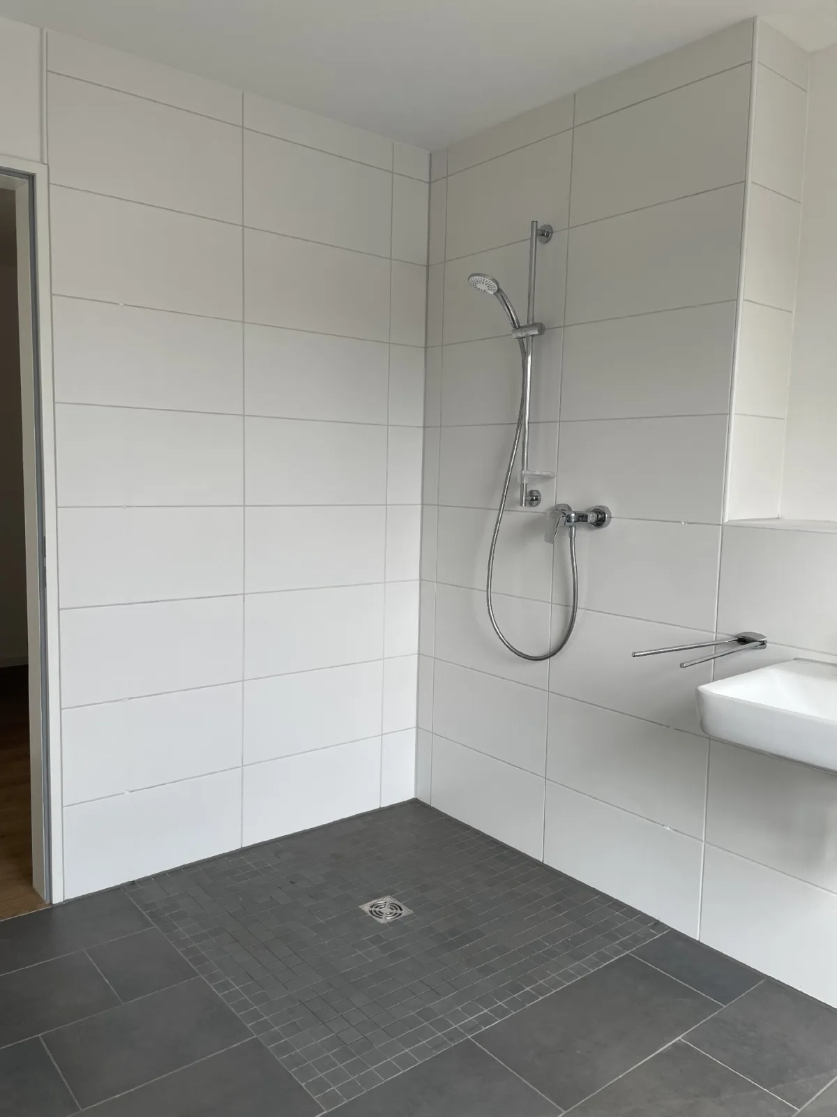 Badezimmer mit Dusche und Fenster