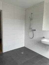 Badezimmer mit Dusche und Fenster