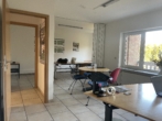 Wohnzimmer mit Balkon - Moderene Doppelhaushälfte mit Einliegerwohnung im Ortszentrum von Much und Nähe zur Natur