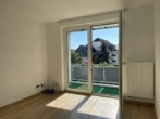 Wohnzimmer mit Balkon - Ihr Einzug in ein neues Zuhause: bezugsfreie 3 Zimmer-Wohnung mit Balkon und PKW-Stellplatz