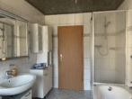 Badezimmer mit Tageslicht - Moderene Doppelhaushälfte mit Einliegerwohnung im Ortszentrum von Much und Nähe zur Natur