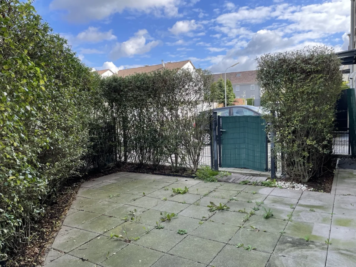 Terrasse mit Zugang zum Stellplatz