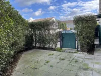 Terrasse mit Zugang zum Stellplatz