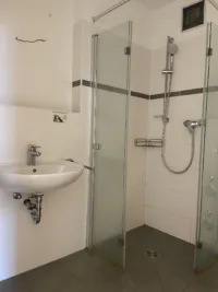Badezimmer mit Dusche