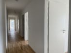 Flur - alle unter einem Dach: 4 Zimmer-Neubauwohnung mit 2 Bädern und Dachterrasse